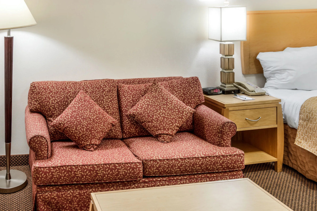 Desert Sands Inn & Suites
