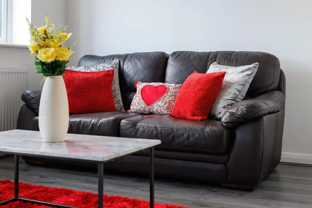 Air Host and Stay - Brand new 3 bedroom house sleeps 7 minutes from LFC and city centre ref27