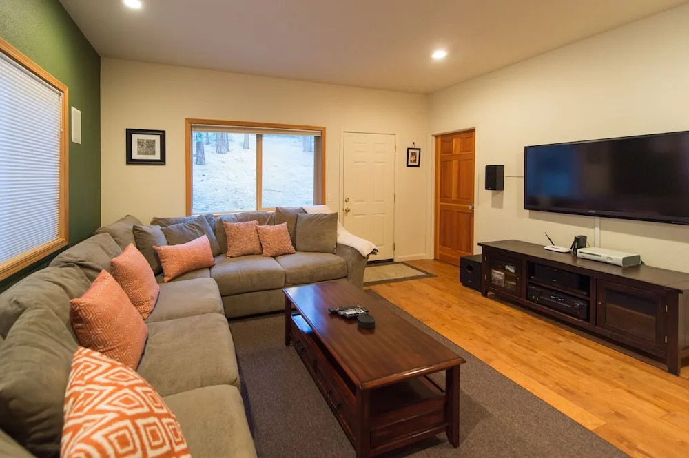 4BR House in the Pines w Hot Tub by RedAwning