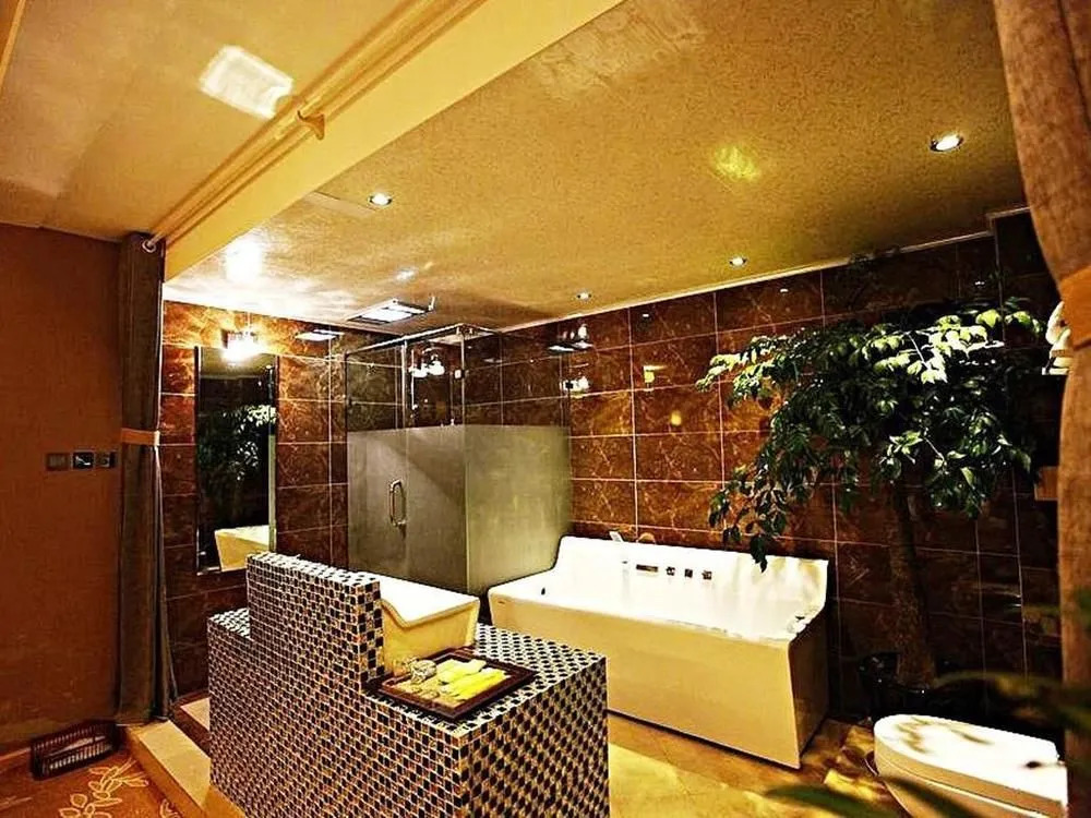 Lijiang Nobles Living Castle Hotel