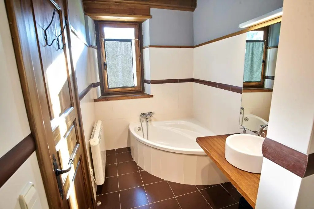 PRECIOSA CASA, NAUT ARAN, ALTO ARAN, GESSA, A 4 KM DE BAQUEIRA, 212 M2 wifi