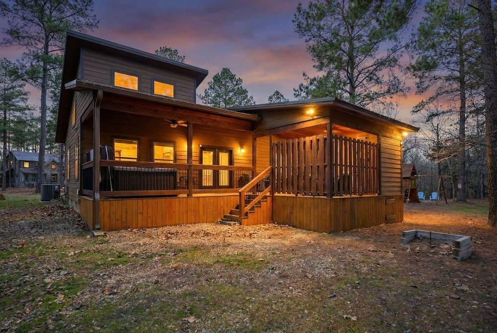 Hoots Hideaway w/ Hot Tub