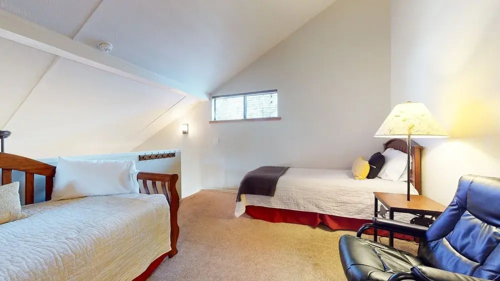 San Sierra 26 Pet-Friendly, Mountain Modern, Walk to The Village by RedAwning