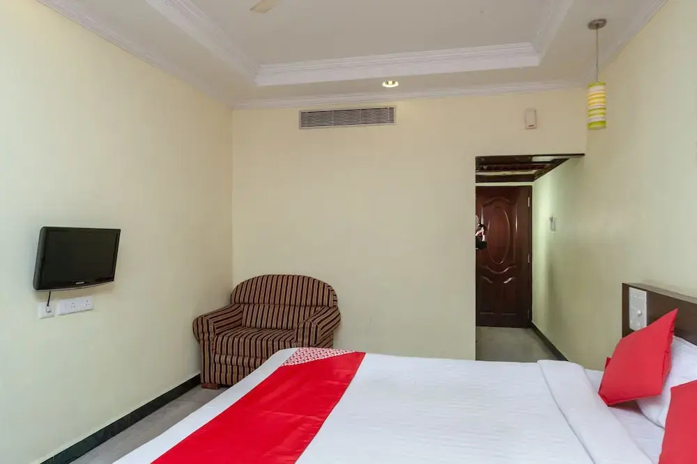 OYO 10807 Hotel Auro