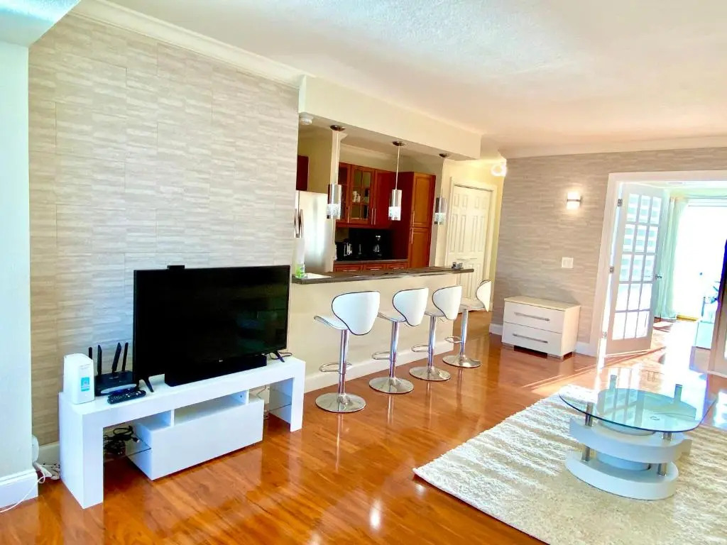 Deluxe waterfront one bedroom apartment with pool and free parking 5 mins drive to Miami Beach