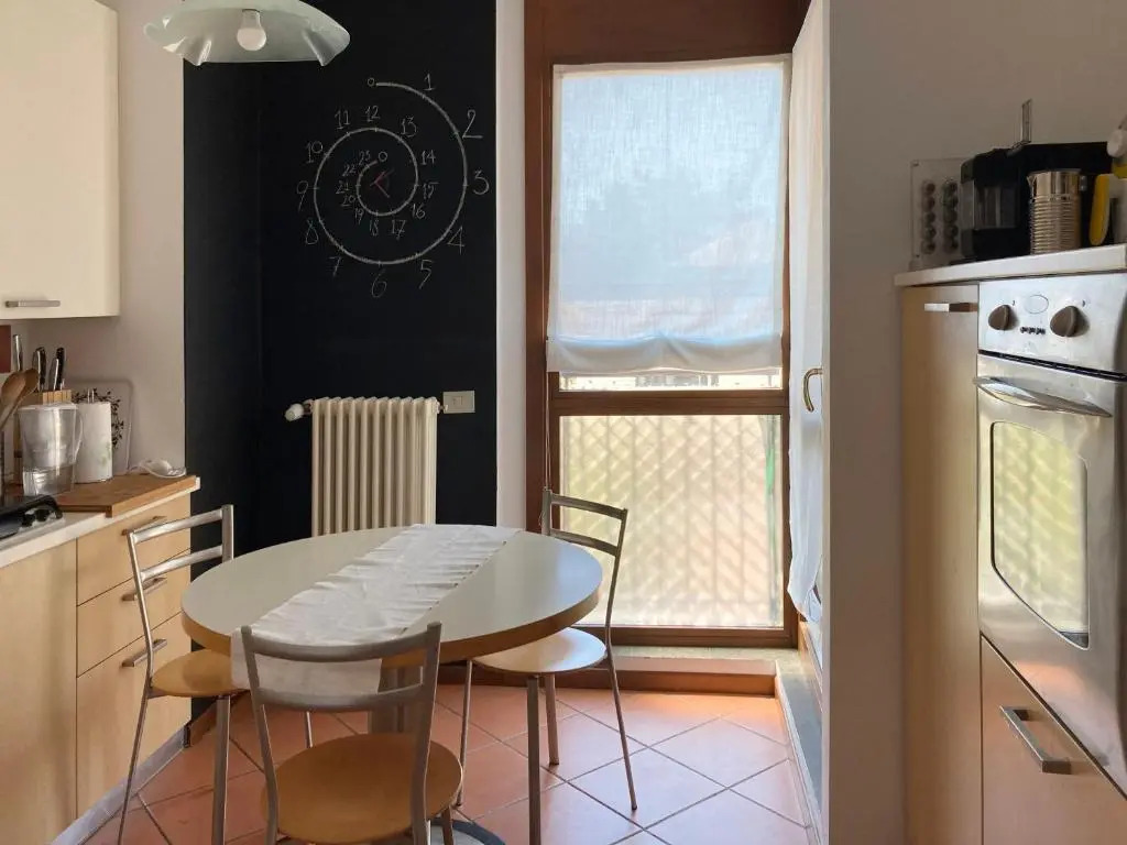 Spacious bright apartment near city center and Como lake with air conditioning