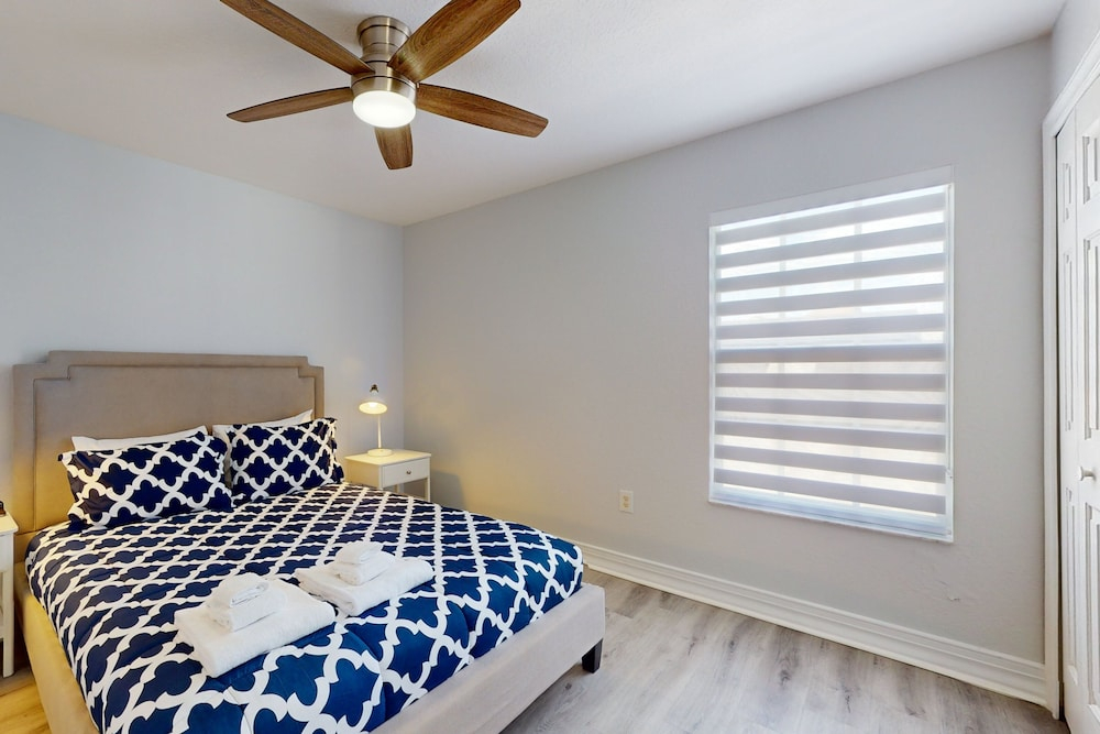 Easy-to-reach Home With Private Screened Pool, Lanai, & AC - Snowbird-friendly
