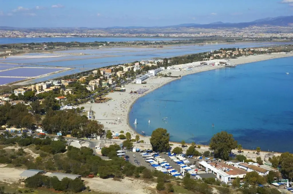 Cozy apt 10 mins walk from Poetto + terrace