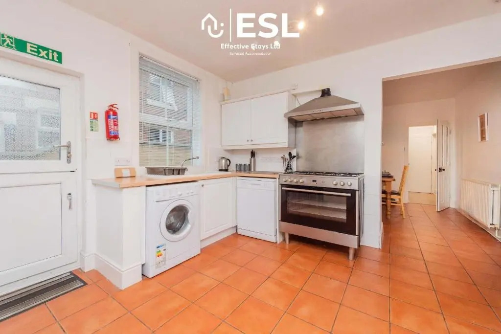 Large 5 Bedroom Victorian House - Drive Way Parking