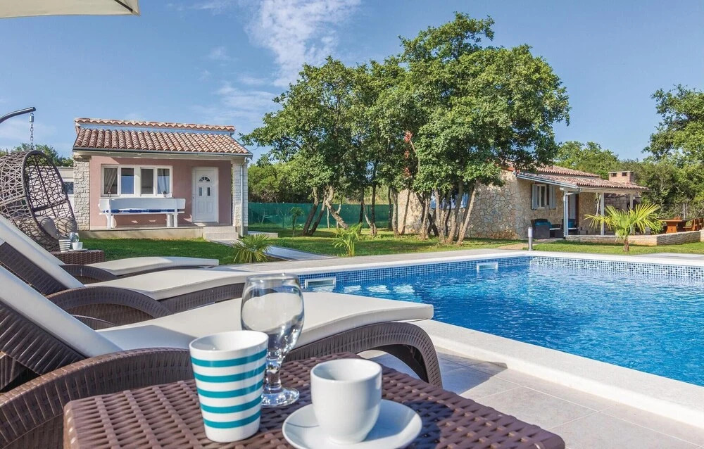 Beautiful Home in Cubani With Wifi and 2 Bedrooms
