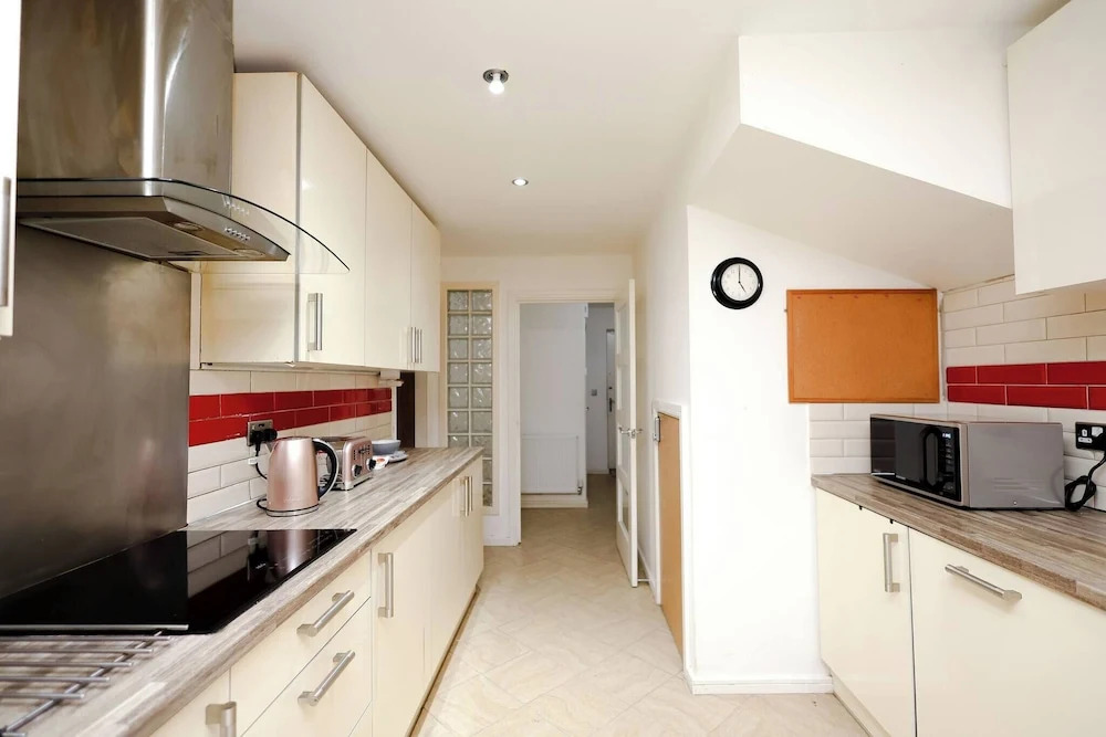 Cozy Place in Salford, Sleeps 8, 4 Bedroom, 5 Beds