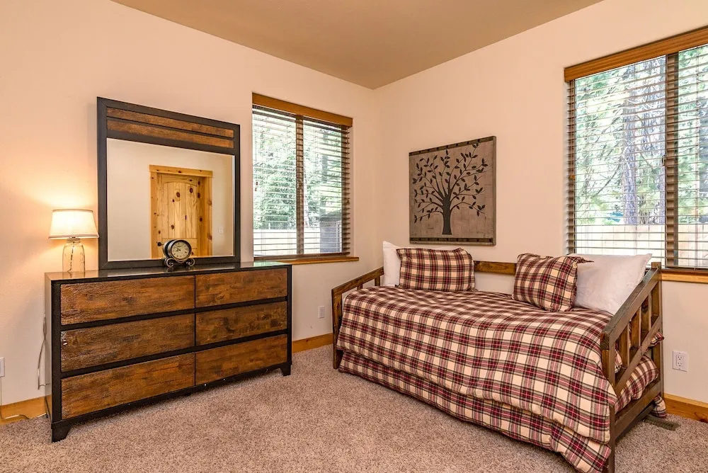 Large 4br W/ Pool, Fenced Backyard - Bike To Beach 4 Bedroom Home
