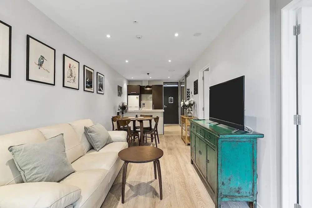 Chic 2BR Pool & Gym - Steps to Ponsonby