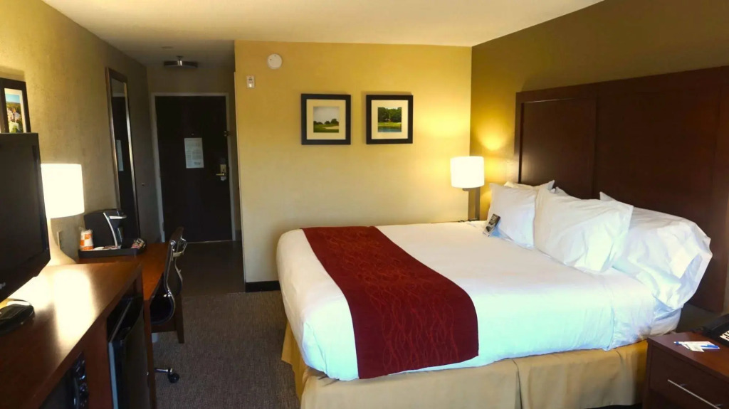 Comfort Inn & Suites Greenwood near University