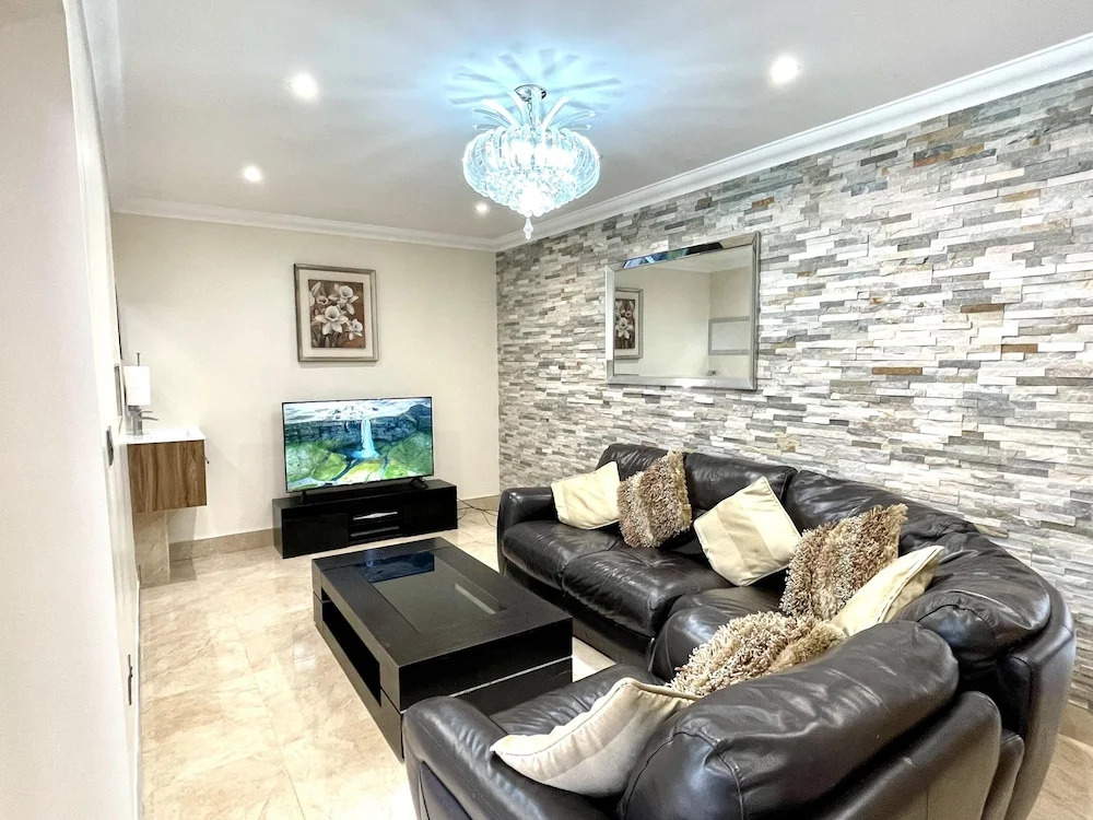 New Luxury Modern House Near Airport Free Parking