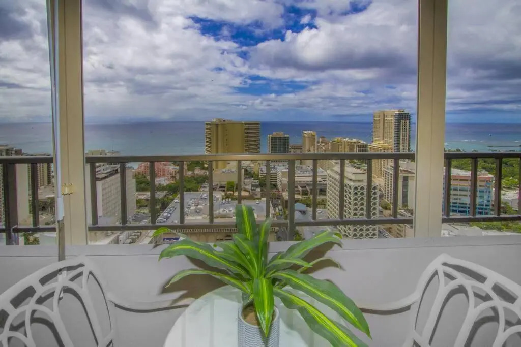 Royal Kuhio Penthouse With Ocean View on 35th Floor