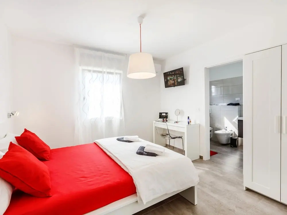 Elegant Villa With Swimming Pool in Pula Near Sea