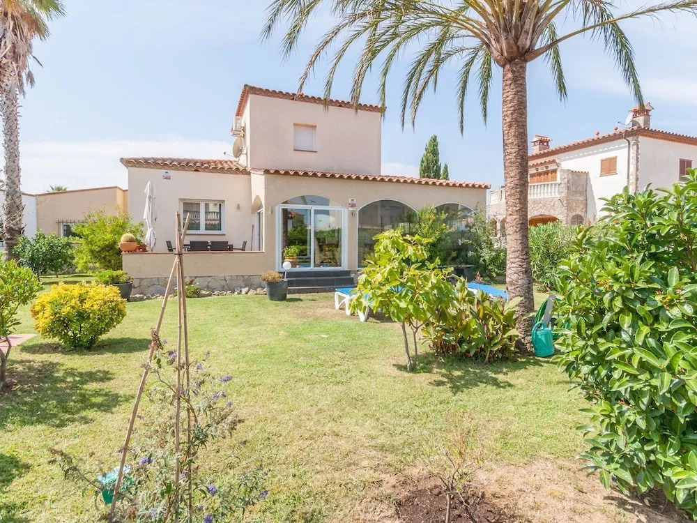 Fantastic Villa for 6 People With Communal Pool in Vilacolum