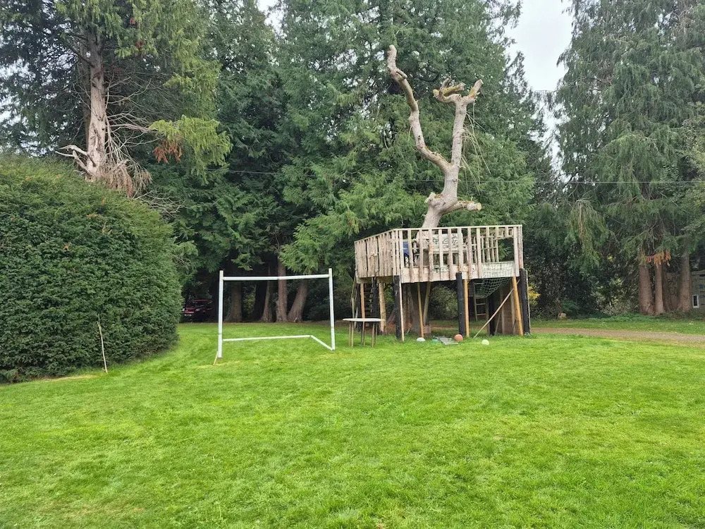 Bellhouse Hassendeanburn- Sleeps 10 hot tub