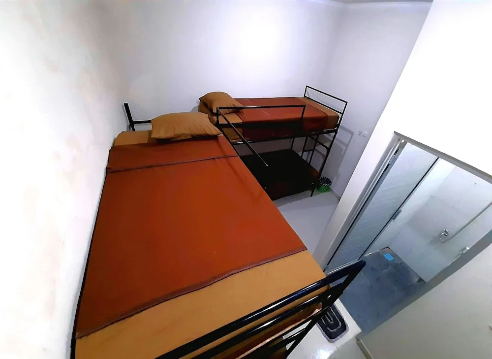 Safe House Bed and Breakfast - Hostel - Adults Ony