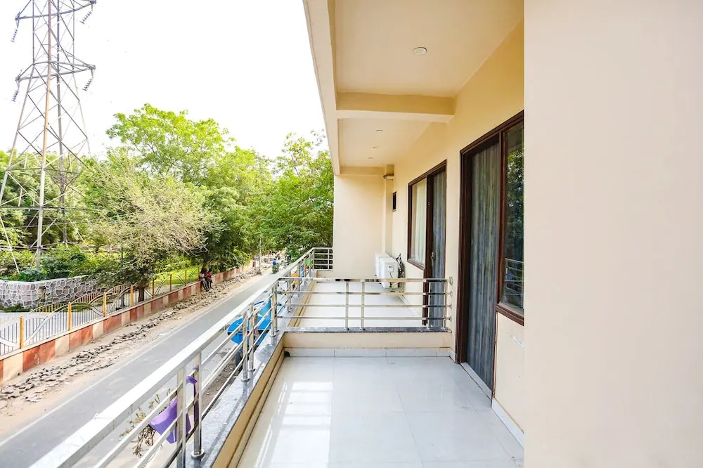 FabHotel Novel Suites