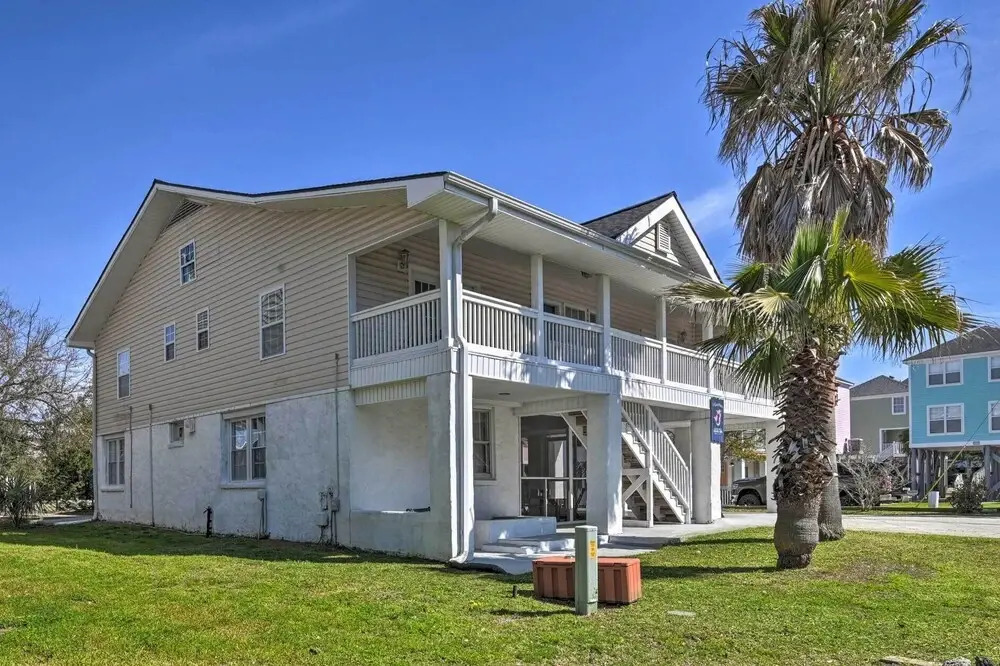 Ground Floor Unit: 10 Miles to Myrtle Beach