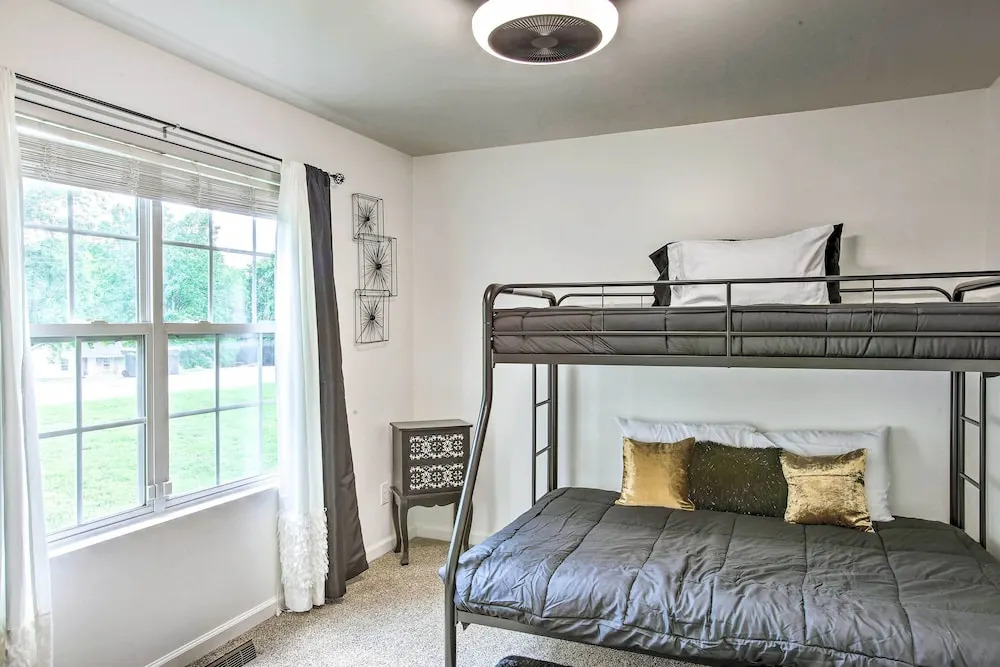 Charming Springfield Escape w/ Furnished Deck