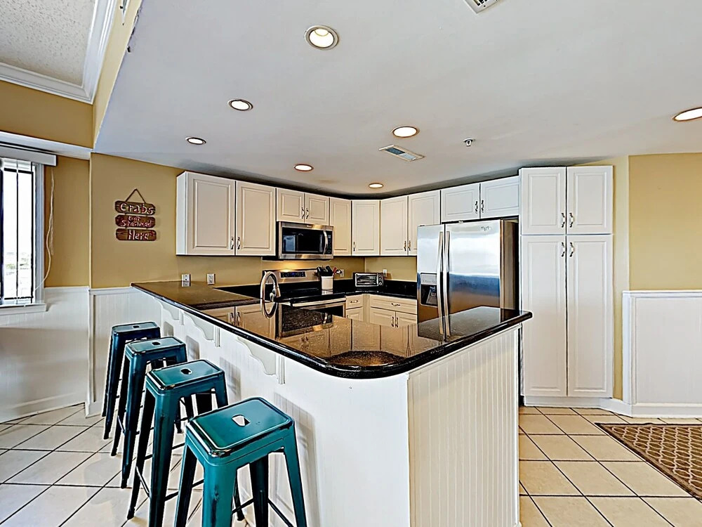 New Listing! Ocean-view W/ Rooftop Pool 4 Bedroom Condo