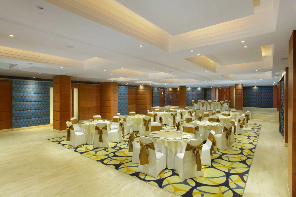 Marigold Sarovar Portico Shimla with Heated pool and AC Rooms-A Resort cottage and SPA
