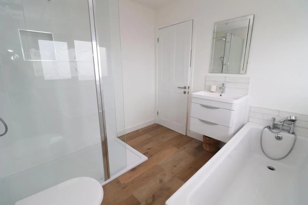 Spacious & modern beach house, 100m to beach