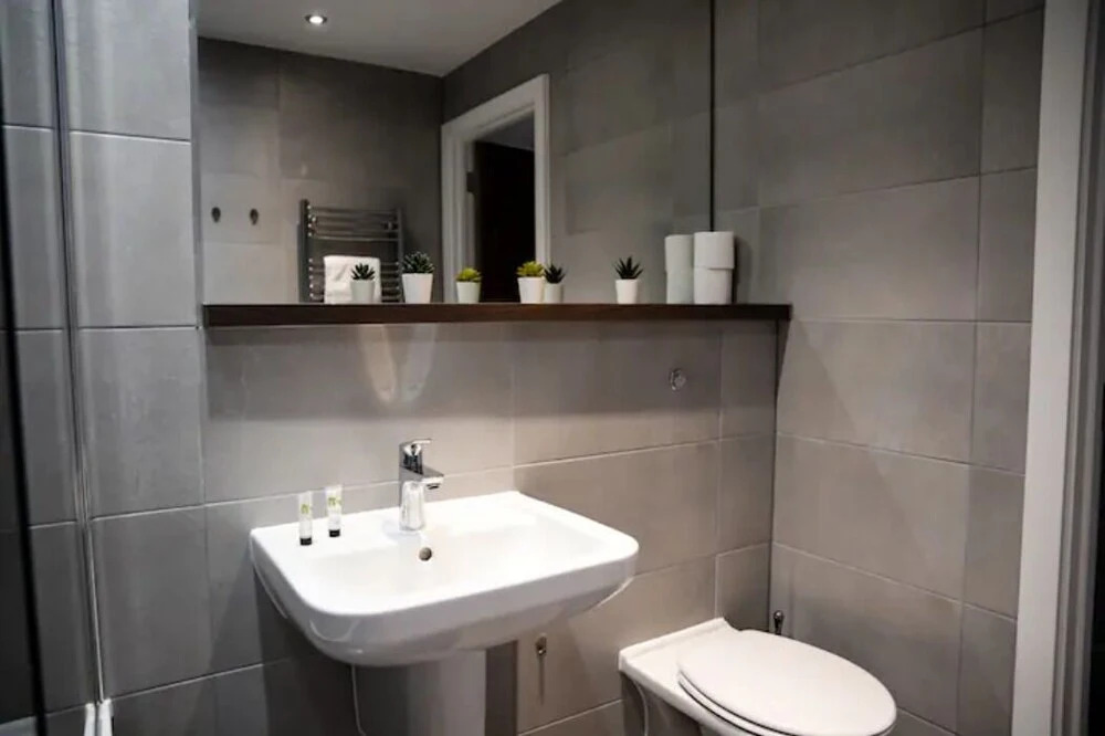 Modern 2 Bedroom Flat City Centre with Parking/Balcony