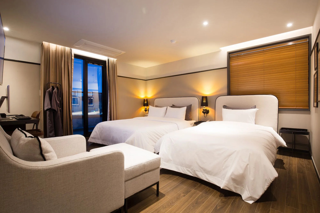 Brown-Dot Hotel Choeup