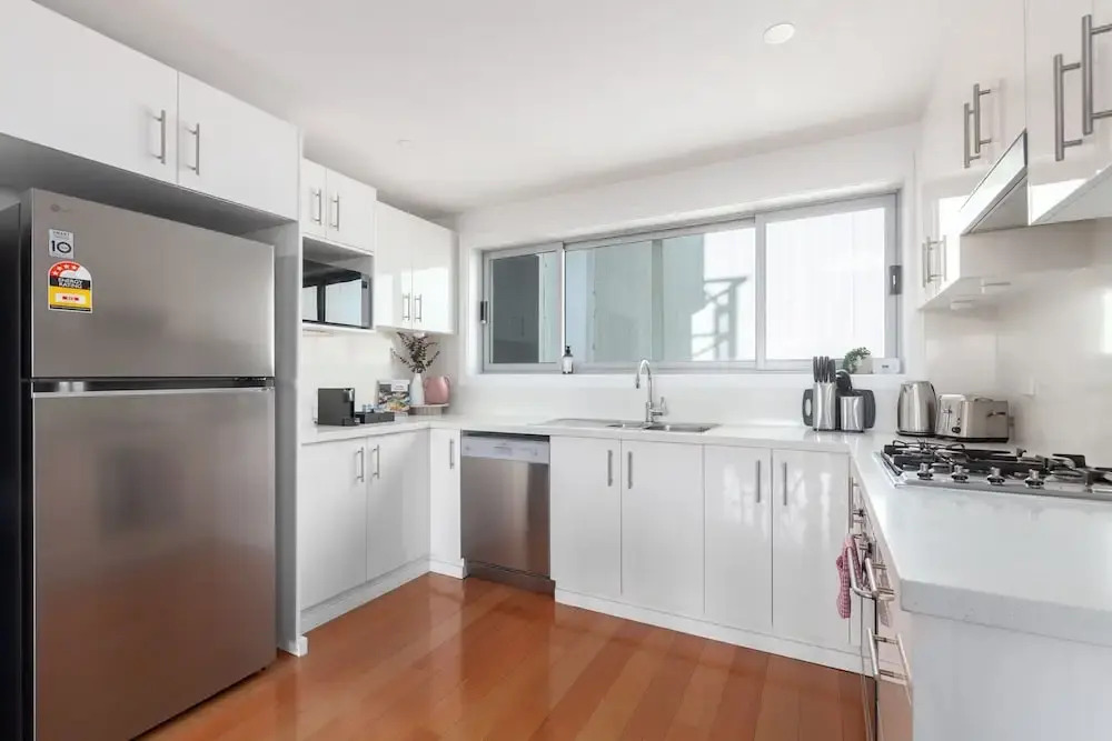 Bright 2-bed Apartment With Balcony & Garage