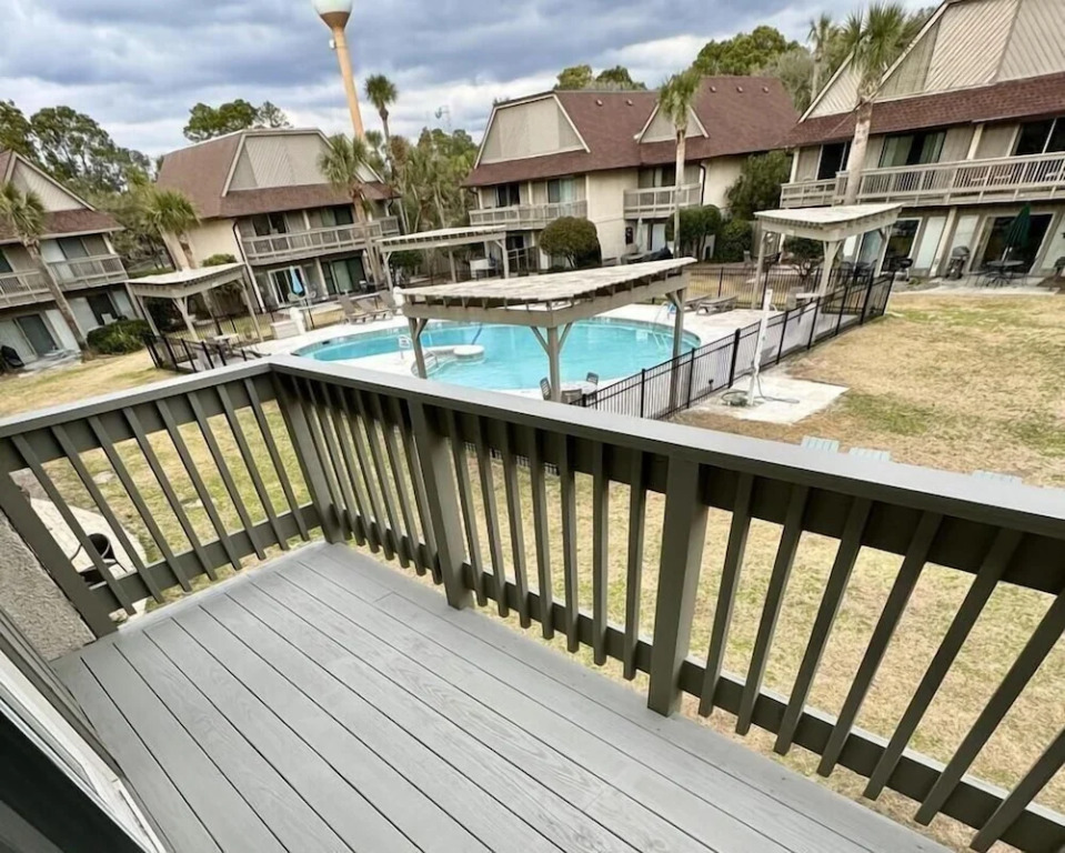 Two-story Condo With Private Deck, Wifi and Courtyard Pool Access