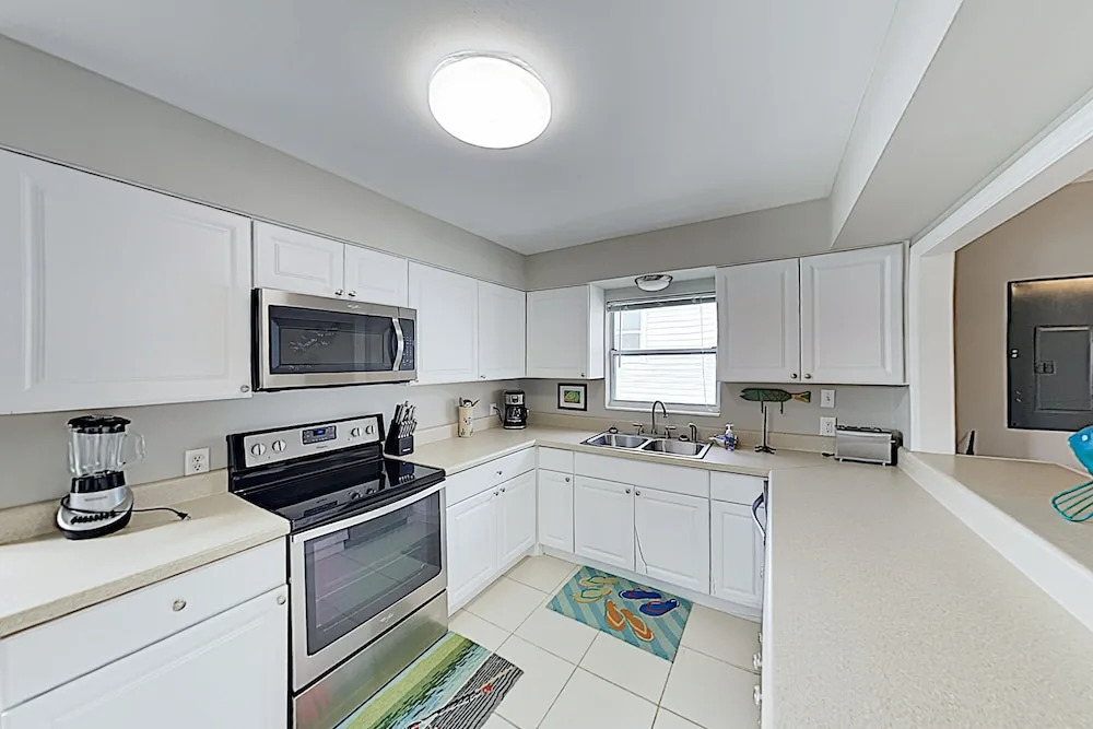 2-unit Ocean-view Hideaway W/ Fenced Backyard 4 Bedroom Duplex