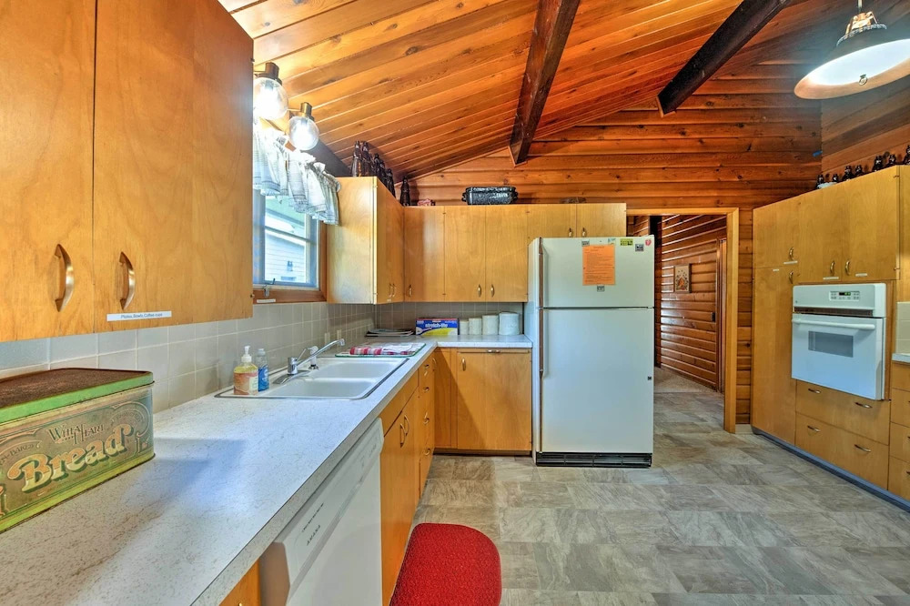 Waterfront Manson Cabin on Lake Chelan w/ Deck!