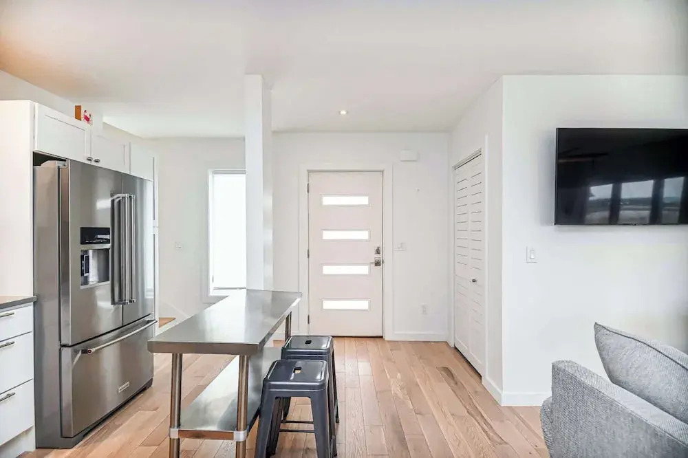 Latitude Adjustment Walk to Beach & Dining!