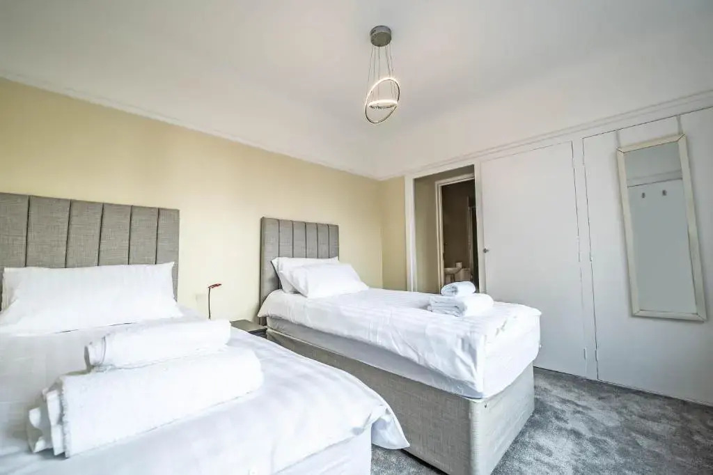 The Manor - Large Luxury home in Bournemouth - Sleeps 12+