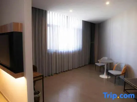 Homeinn Superior Cloud Hotel (Chaoyang Youyi Avenue Railway Station)