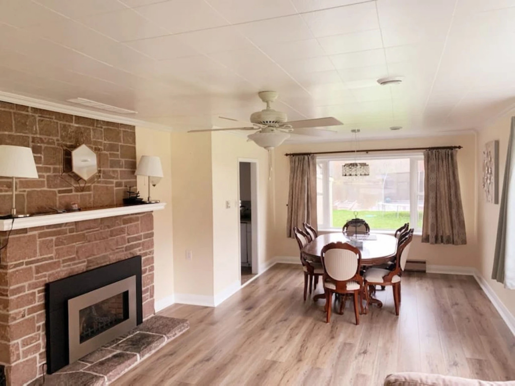 Pines Bay Waterfront cottage with Hot tub