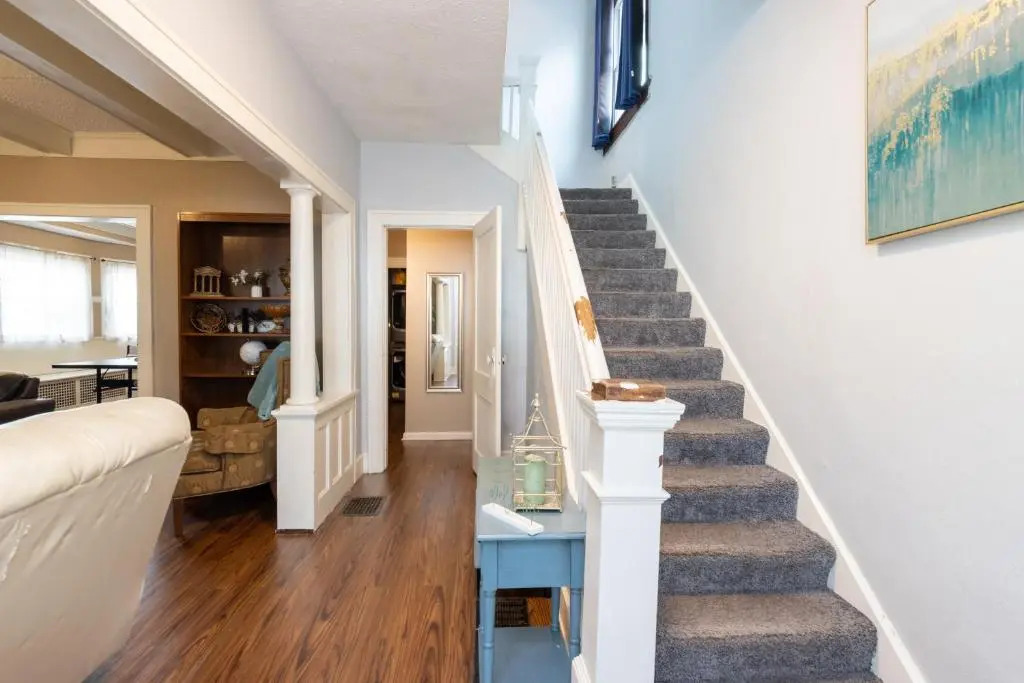 5 Bedroom 3200 Square Foot House for Downtown Travelers