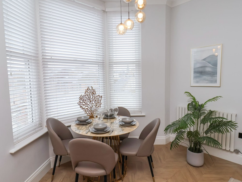 The Salisbury Sleeps 4 Classic Apartment