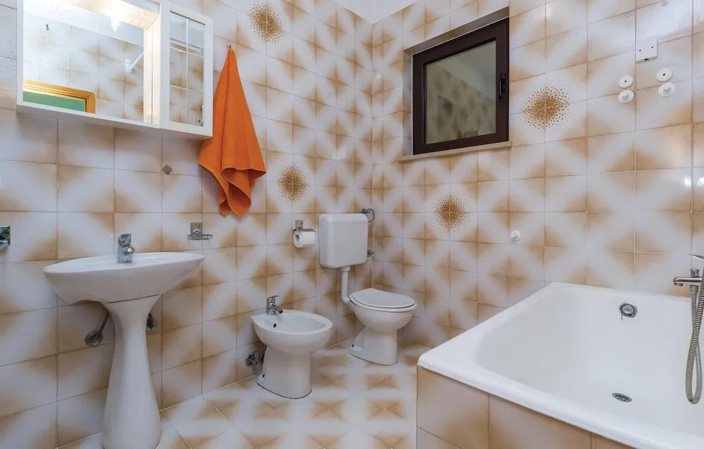 Awesome Home in Porec With Wifi and 2 Bedrooms