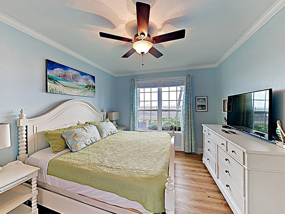 New Listing! Gulf Tropicana - Beach Access & Pools 2 Bedroom Condo
