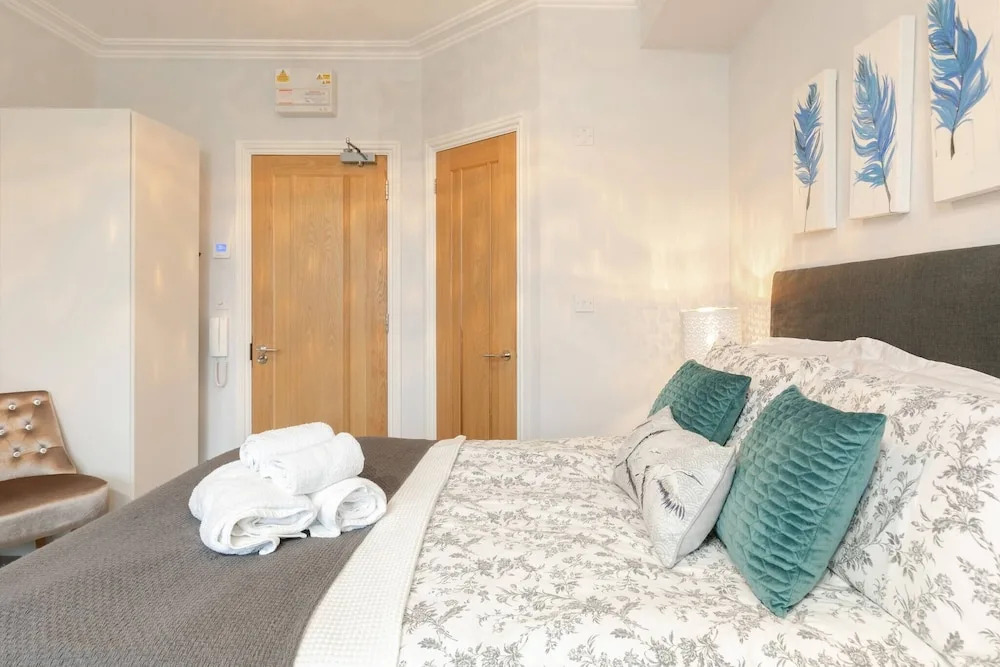 Room in Apartment - 12 Helena Luxury Serviced Apartment