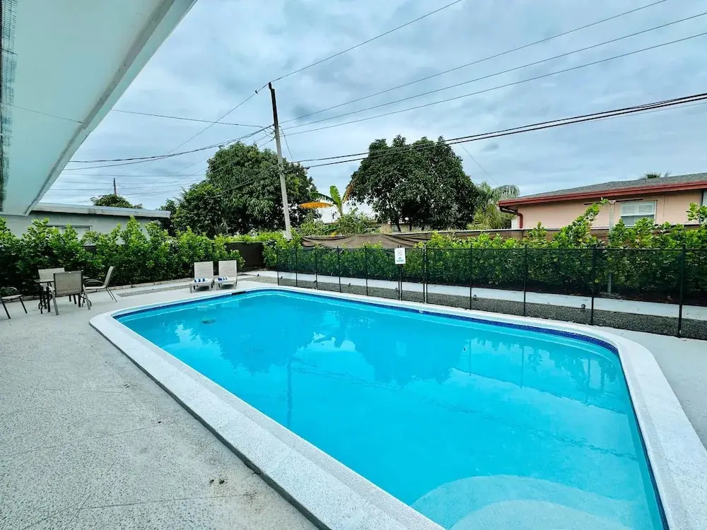 Tropical Villa King Bed Pool Top Location