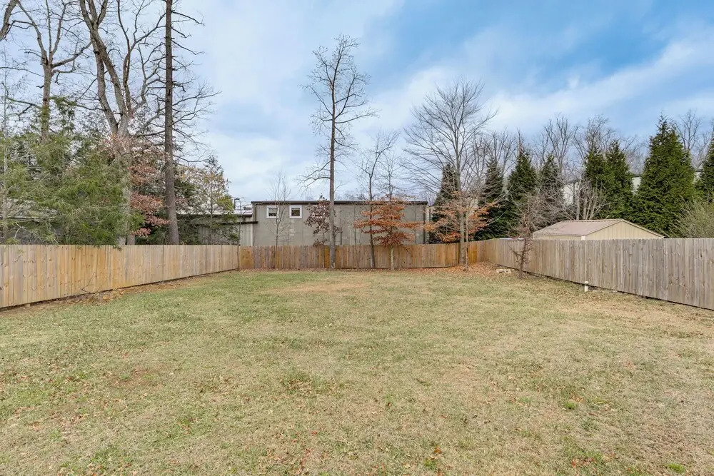 2 Mi to Lake Tomahawk Park! Quiet Escape w/ Deck