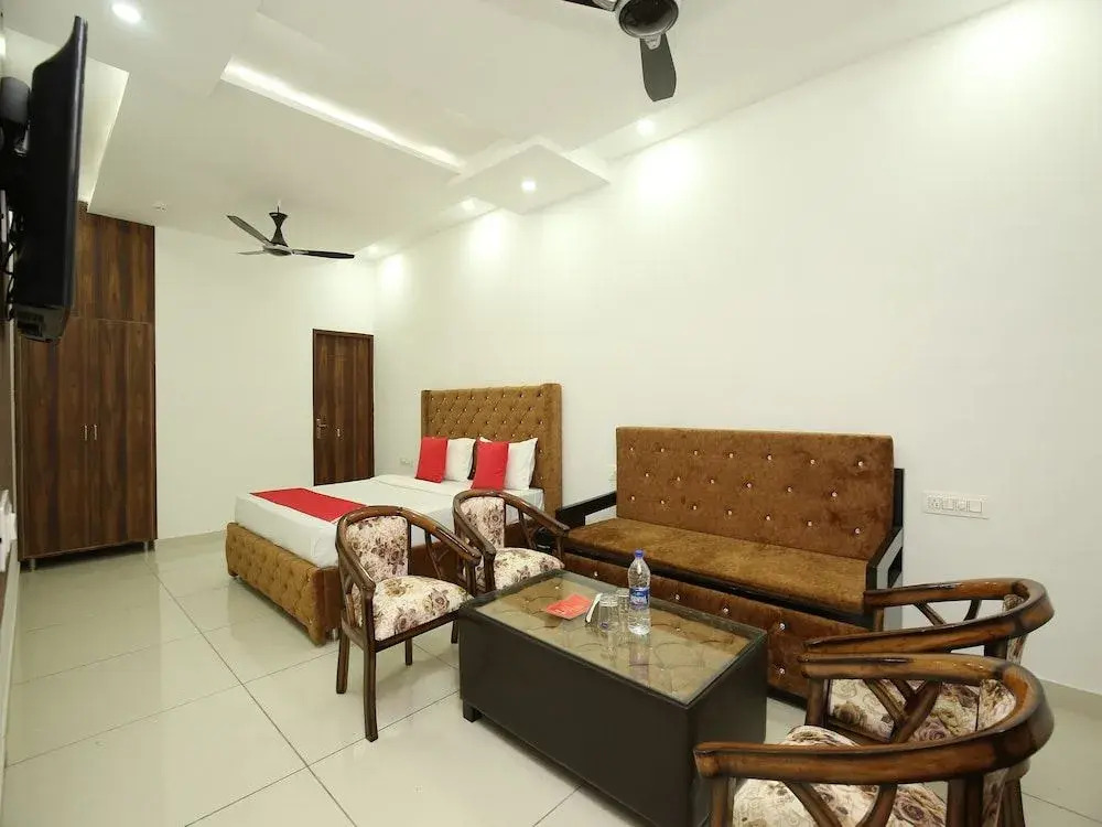 Oyo 35930 Tricity Hotel Premia