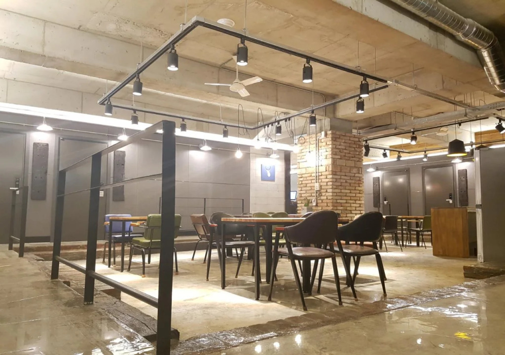 Travel Light Hostel