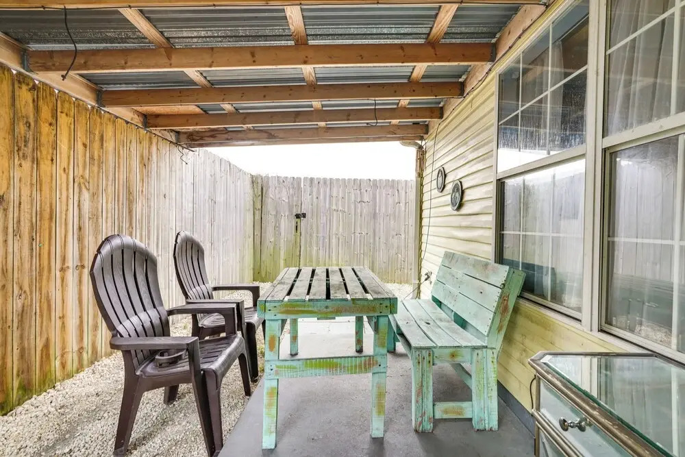 Pet-friendly PCB Duplex - Walk to Beach!